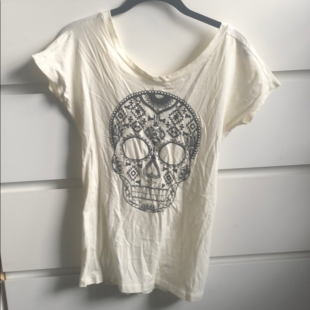 Daytrip skull tee w back detail